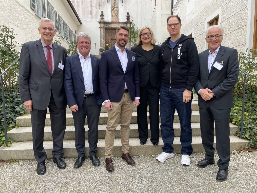 Alfons Maierthaler, Schatzmeister des Seeoner Kreises, daneben TH-Präsident Professor Heinrich Köster, Traunsteins Landrat Siegfried Walch, Professorin Isabell Welpe, Michael Pachmajer und Gerald Rhein beim Seeoner Gespräch 2023.