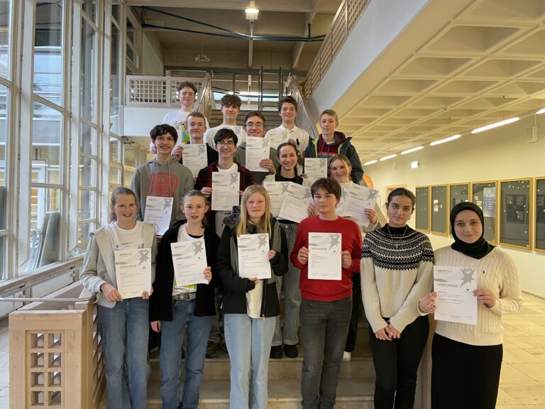 Gruppenfoto der Siegerinnen und Sieger beim Regionalwettbewerb Jugend forscht an der Technischen Hochschule Rosenheim