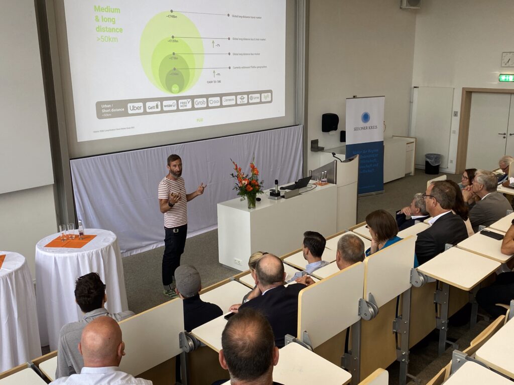 Flix-Mitgründer Daniel Krauss bei seinem Vortrag an der Hochschule