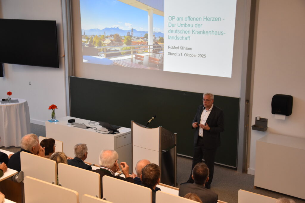Dr. Ulrich Schulze, Geschäftsführer des RoMed-Klinikverbunds, hält im Hörsaal der Hochschule einen Vortrag