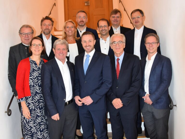 Gruppenfoto mit : Erste Reihe: Prof. Dr. Stephanie Kapitza (TH Rosenheim und Teil des Vorstandes des Seeoner Kreises), Hochschulpräsident Prof. Dr. h.c. Heinrich Köster, Kuratoriumsvorsitzender der TH Rosenheim Daniel Artmann, Vorstandsvorsitzender des Seeoner Kreises Gerald Rhein, Dr. Andreas Liebl (Mitglied der Geschäftsleitung der UnternehmerTUM GmbH); Zweite Reihe: Vorsitzender des Hochschulrates Klaus Stöttner, Schatzmeister des Seeoner Kreis Hartmut Auer, Prof. Dr. Brigitte Kölzer (TH Rosenheim), Dr. Stephan Glöckner (Max Aicher AG), Oberbürgermeister der Stadt Rosenheim Andreas März, Dr.-Ing. Andre van Bennekom (Max Aicher AG) und der Geschäftsführer der Schüller Möbelwerk GmbH Max Heller.