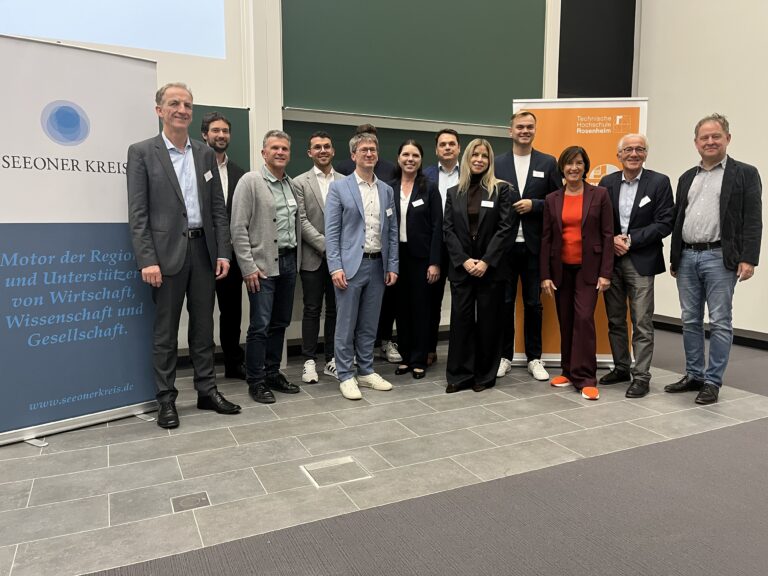 Gruppenbild der Beteiligten bei der Veranstaltung Unternehmen und Hochschule am Campus Burghausen