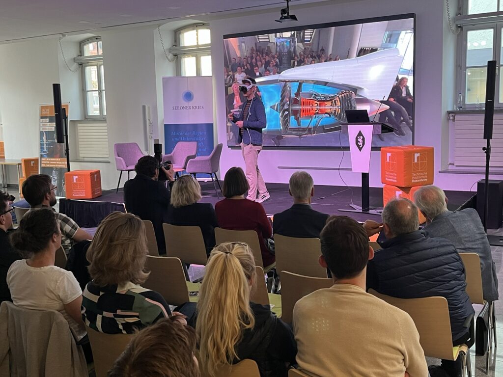 Professor Sebastian Feger vom Campus Chiemgau der TH Rosenheim demonstriert den Einsatz neuer Technologien am Beispiel einer AR-Brille