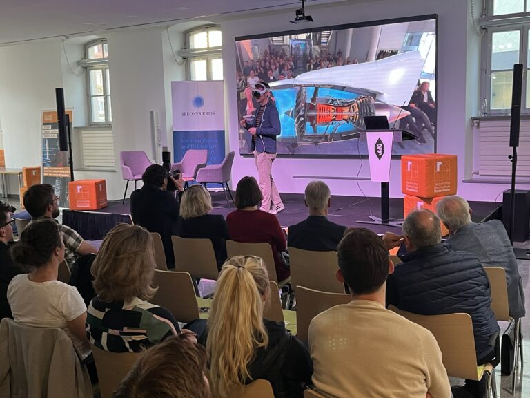 Professor Sebastian Feger vom Campus Chiemgau der TH Rosenheim demonstriert den Einsatz neuer Technologien am Beispiel einer AR-Brille