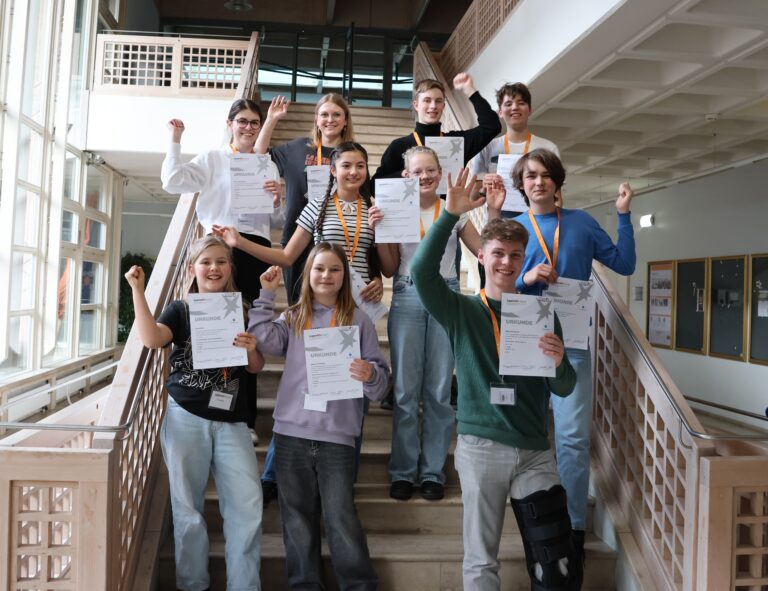 Die Siegerinnen und Sieger des Regionalwettbeweers Jugend Forscht an der Technischen Hochschule Rosenheim